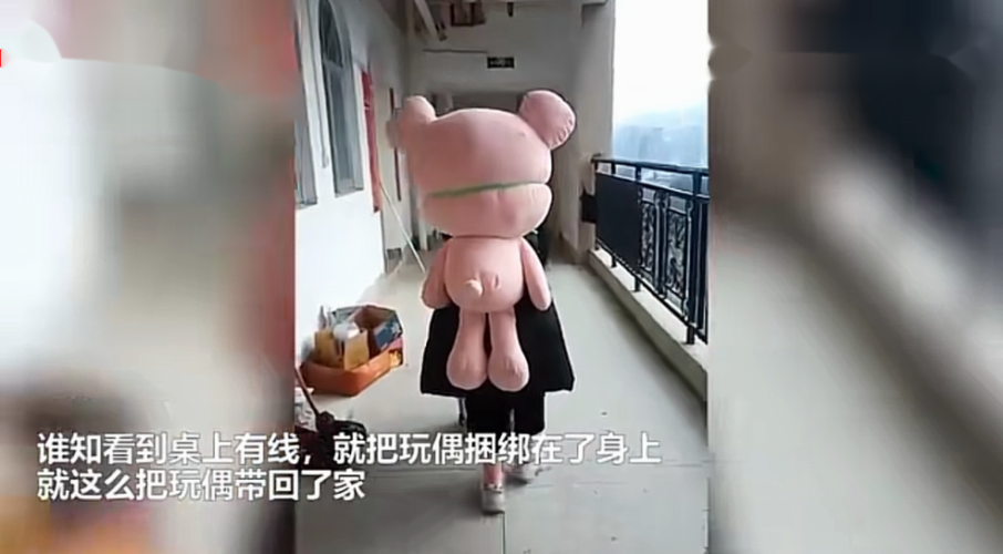 女生将玩偶绑背上?女生将玩偶绑背上的视频!